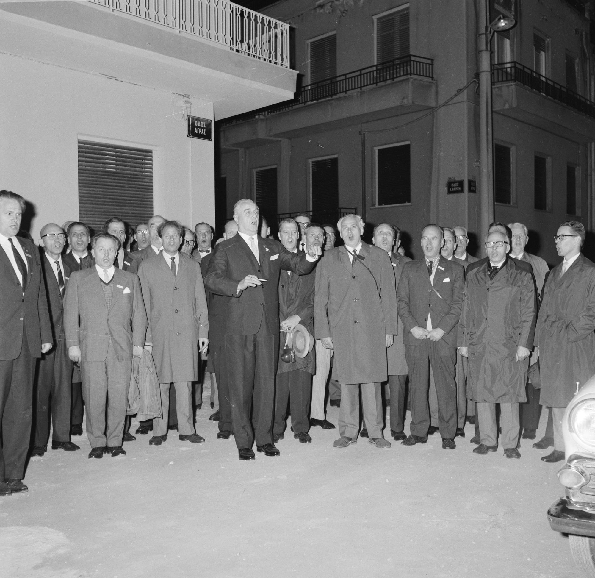 Αθήνα, 24 Οκτωβρίου 1963, Άγρας 20, βράδυ. Επίσκεψη από μέλη της Σουηδικής κοινότηταςτης Αθήνας για χορωδι ακά συγχαρητήρια
