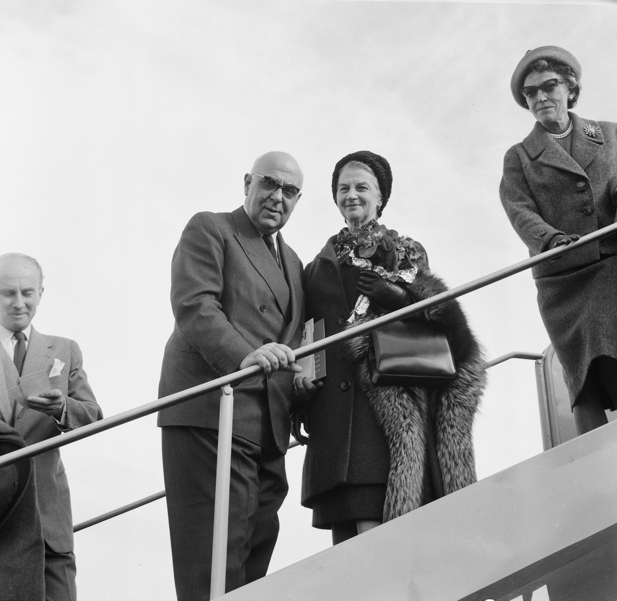 Αθήνα, 6 Δεκεμβρίου 1963, πρωί. Ο Γιώργος και η Μαρώ Σεφέρη αναχωρούν με προορισμό τηνΣτοκχόλμη για την τελετή απονομής των βραβείων Νόμπελ 1963.