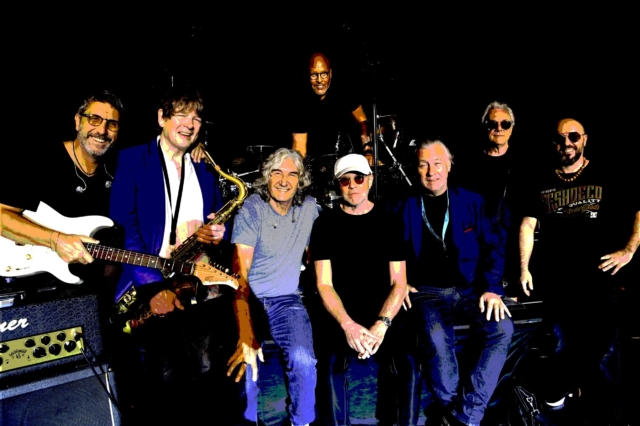 Οι Dire Straits Legacy φέρνουν στην Ελλάδα τις συνθέσεις της θρυλικής ροκ μπάντας