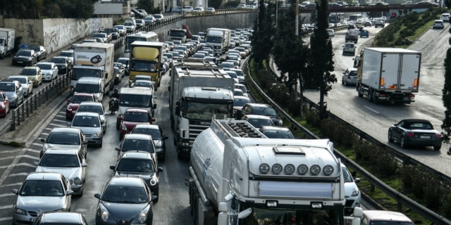 Κίνηση στους δρόμους: Σημαντικές καθυστερήσεις σε Κηφισό και κέντρο