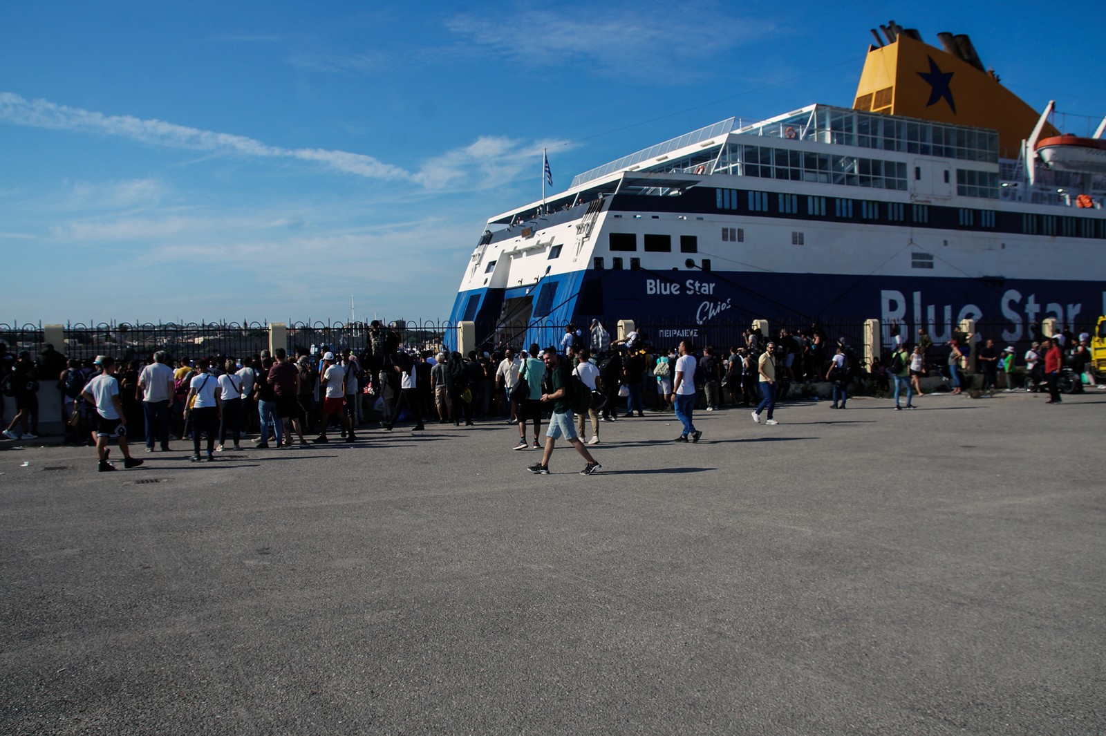 Εκατοντάδες πρόσφυγες στο λιμάνι της Ρόδου