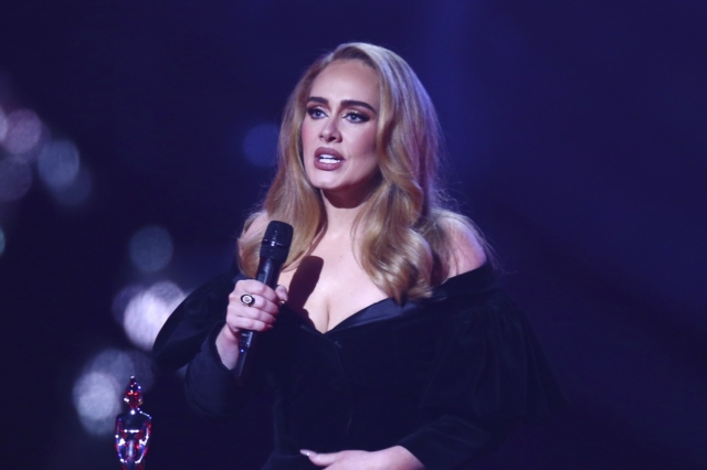 Μάθιου Πέρι: Η Adele διέκοψε συναυλία της για να τον αποχαιρετήσει