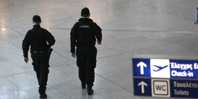 Μέλος κυκλώματος ναρκωτικών αποπειράθηκε να περάσει από το αεροδρόμιο 18 κιλά Skunk