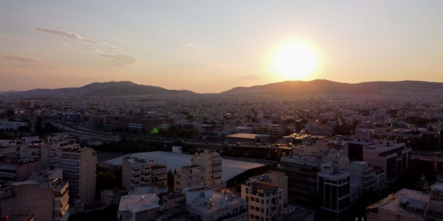 Φορολογία: Τι αλλάζει για ελεύθερους επαγγελματίες, μετρητά και Airbnb