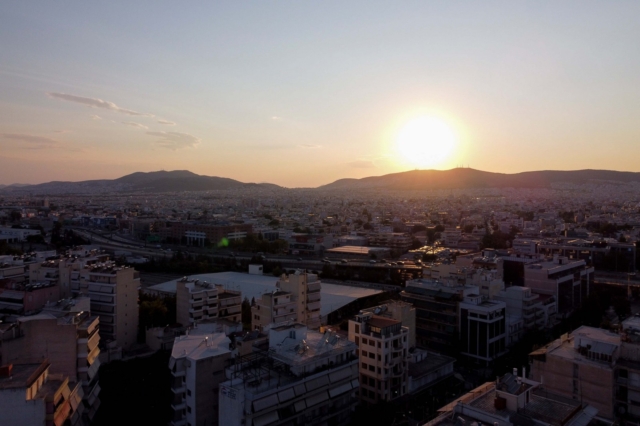 Φορολογία: Τι αλλάζει για ελεύθερους επαγγελματίες, μετρητά και Airbnb