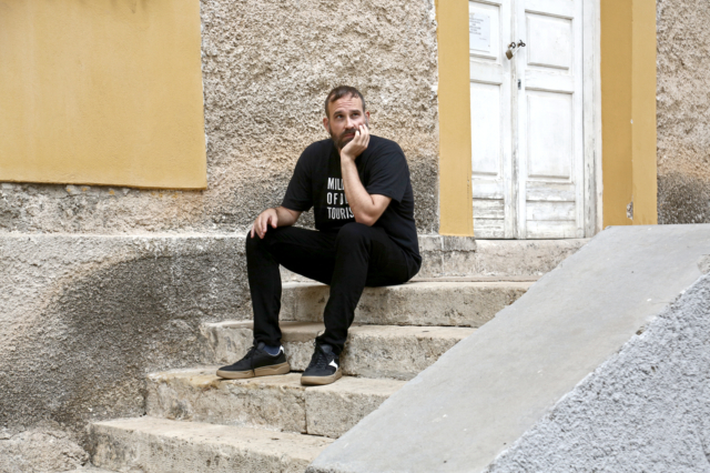 Δημήτρης Γκιούλος: “Το κράτος πουλάει μόνο αρχαιότητα. Απαξιώνει τη σύγχρονη παραγωγή”
