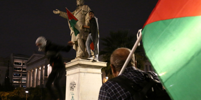 “Βλέπω τους ανθρώπους μας στην τηλεόραση να σκοτώνονται και με σκοτώνει κι εμένα”