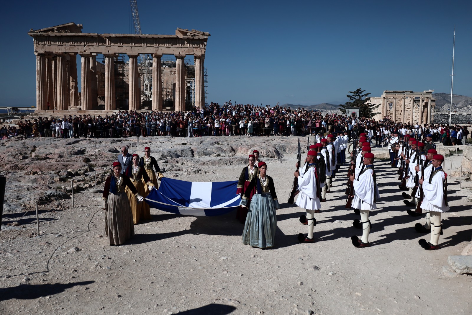Τελετή έπαρσης της ελληνικής σημαίας στον Ιερό Βράχο της Ακρόπολης στο πλαίσιο του εορτασμού της 79ης επετείου απελευθέρωσης των Αθηνών