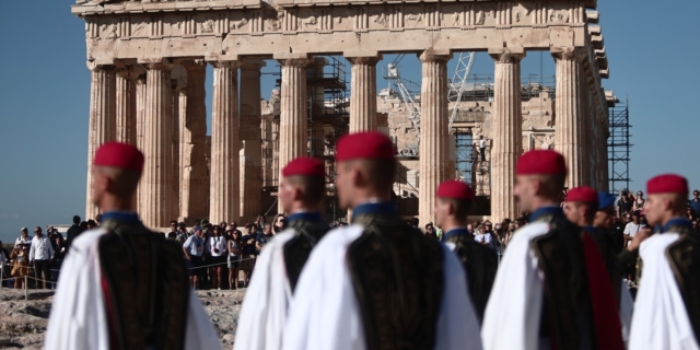 Το πρωί της Πέμπτης πραγματοποιήθηκε η επετειακή έπαρση της ελληνικής σημαίας στον βράχο της Ακρόπολης.