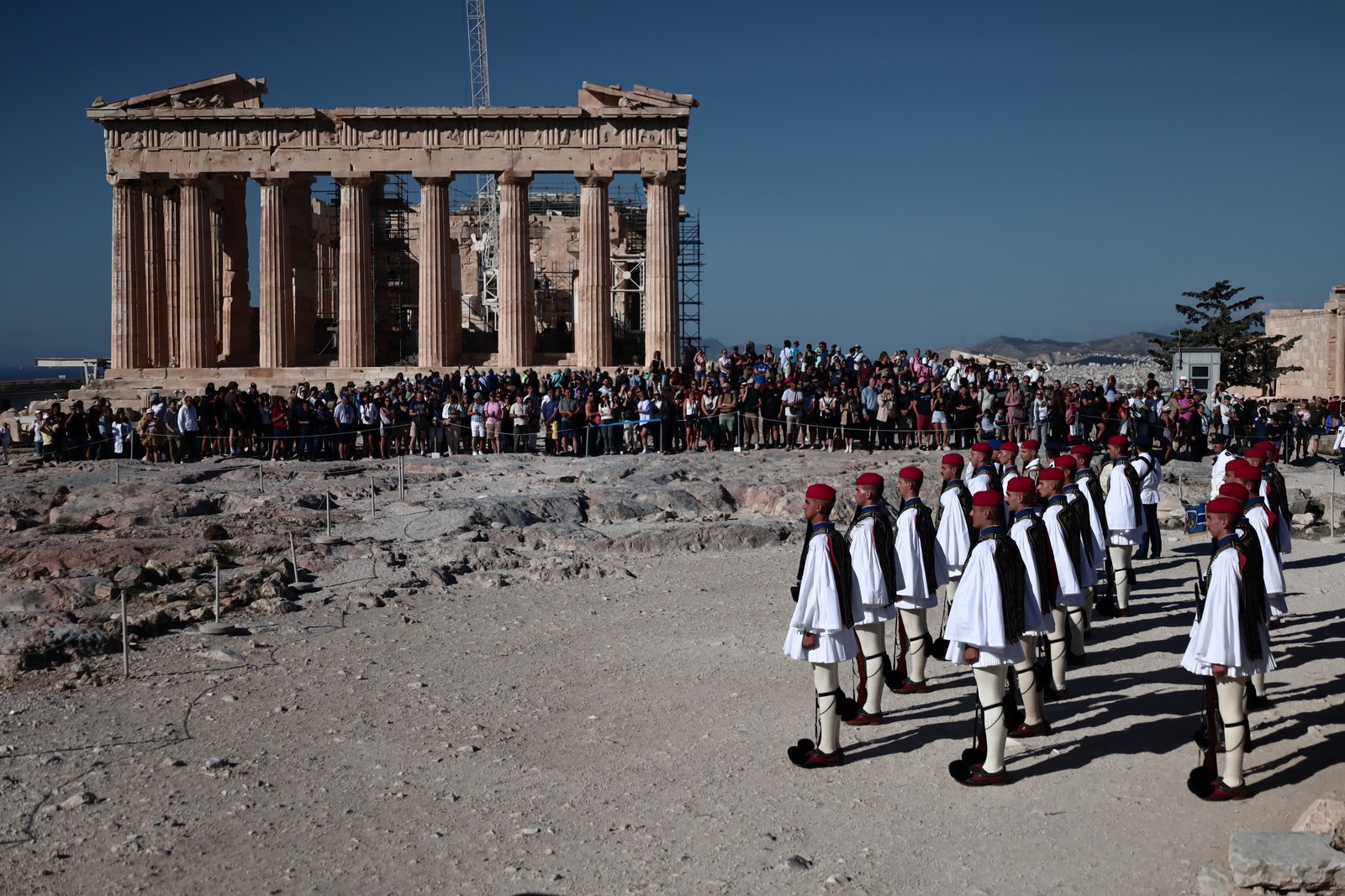 Τελετή έπαρσης της ελληνικής σημαίας στον Ιερό Βράχο της Ακρόπολης στο πλαίσιο του εορτασμού της 79ης επετείου απελευθέρωσης των Αθηνών