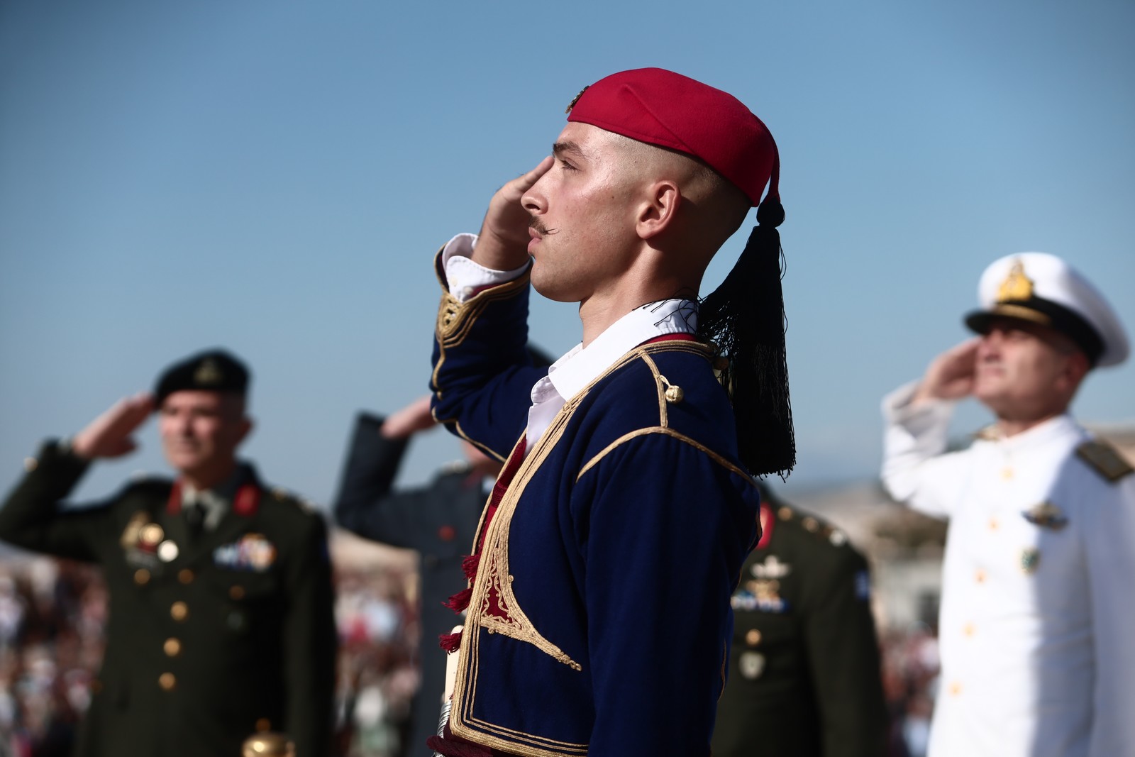 Τελετή έπαρσης της ελληνικής σημαίας στον Ιερό Βράχο της Ακρόπολης στο πλαίσιο του εορτασμού της 79ης επετείου απελευθέρωσης των Αθηνών