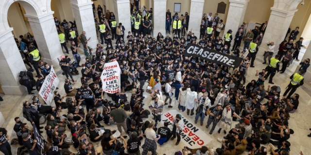 Καπιτώλιο: Πάνω από 300 συλλήψεις μετά την εισβολή διαδηλωτών για τον πόλεμο στη Μέση Ανατολή