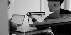 Middle managers: Γιατί οι εταιρείες «κόβουν» τη μεσαία διοίκηση, ενώ ο ρόλος της γίνεται πιο κρίσιμος από ποτέ