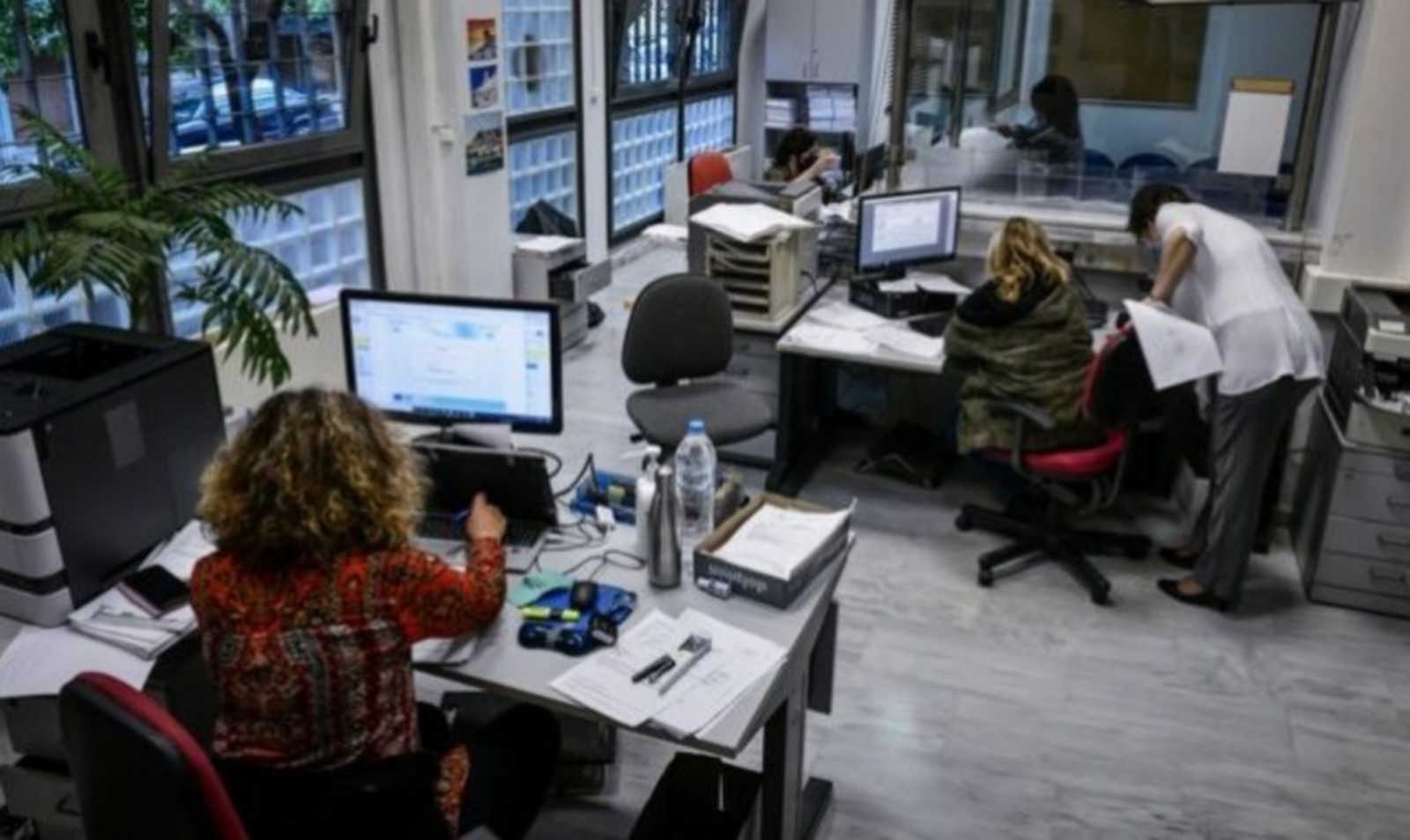 Καταγγελία στην ΕΑΔ: Παράνομη χρήση AI στην αξιολόγηση 54.500 δημοσίων υπαλλήλων