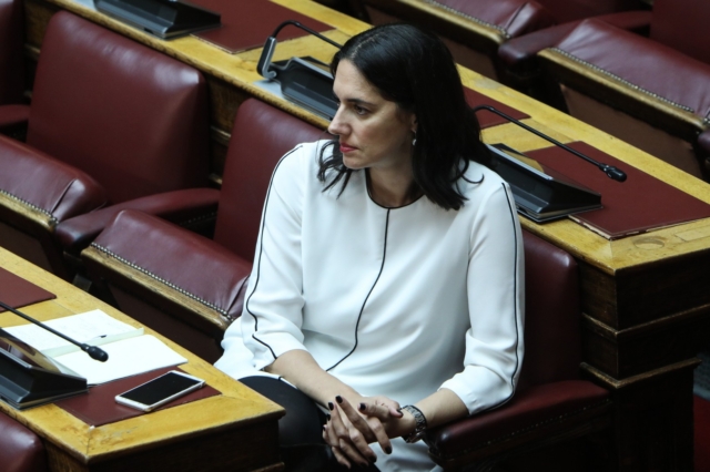 Η Νόνη Δούνια στη Βουλή