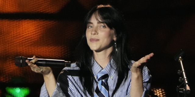Billie Eilish: Αποκάλυψε το μεγάλο τατουάζ στην πλάτη της και κάποιοι είδαν μια μουτζούρα