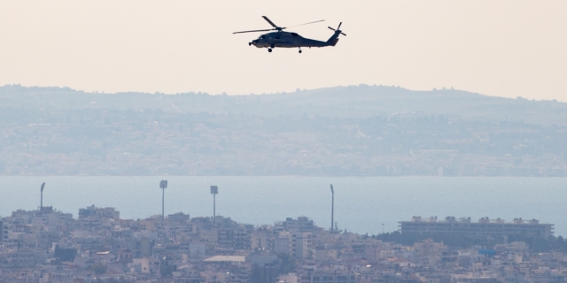 Γιατί πετούν αεροσκάφη και ελικόπτερα πάνω από τη Θεσσαλονίκη