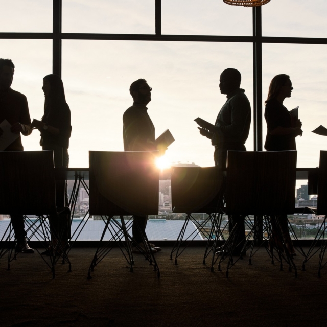 Εργαζόμενοι σε γραφείο (φωτογραφία αρχείου)