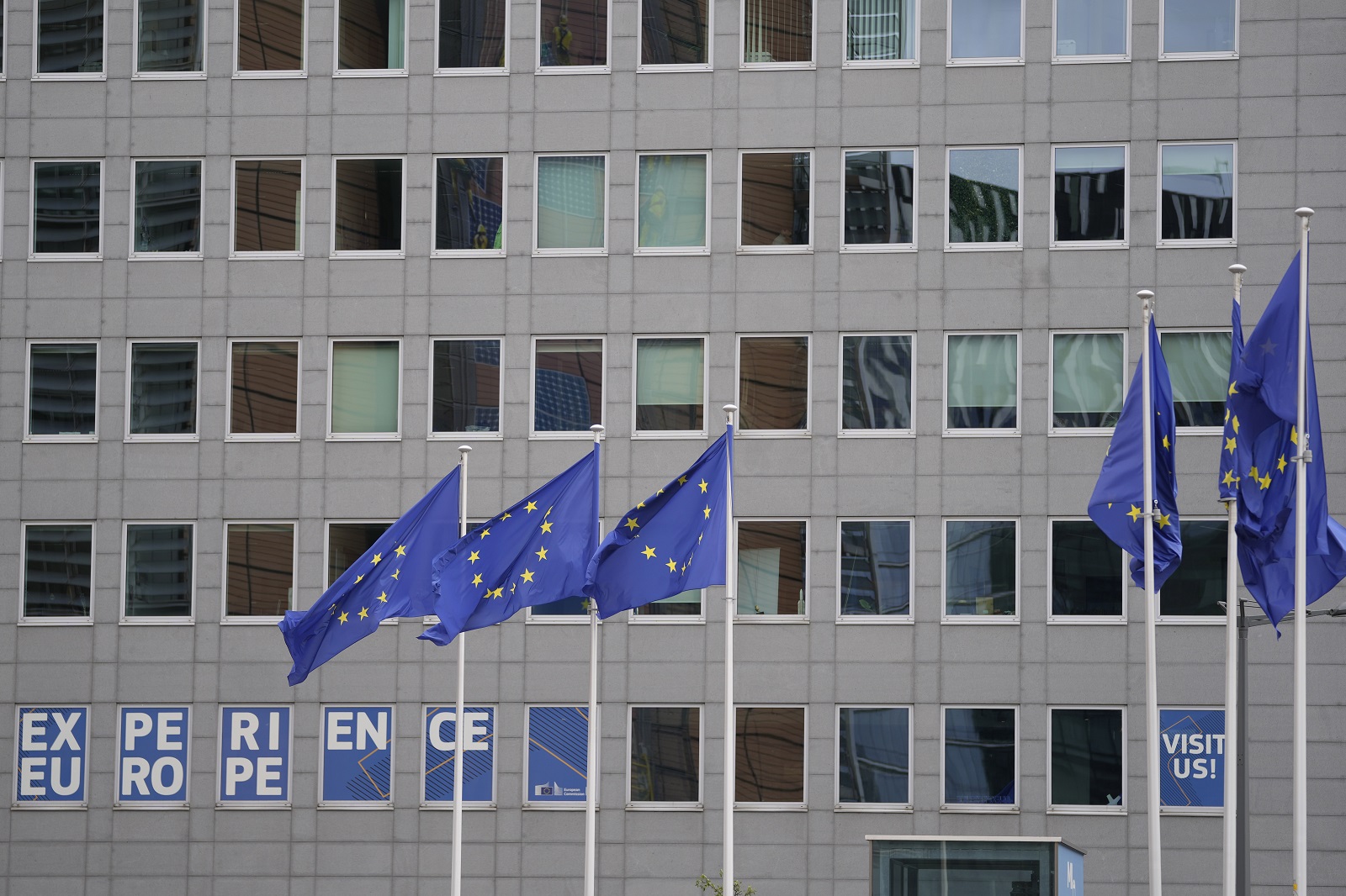 Επίτροπος της ΕΕ ακύρωσε την επίσκεψή της στη Σερβία λόγω της “εξύμνησης” του Μλάντιτς