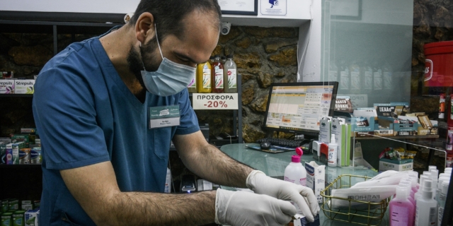 Φαρμακοποιός ετοιμάζει για χορήγηση εμβόλιο της γρίπης