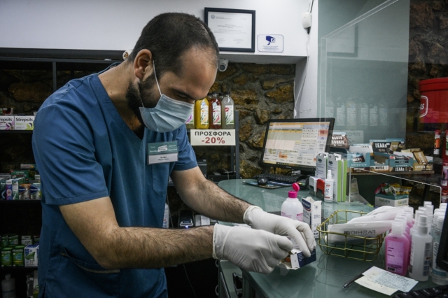 Φαρμακοποιός ετοιμάζει για χορήγηση εμβόλιο της γρίπης