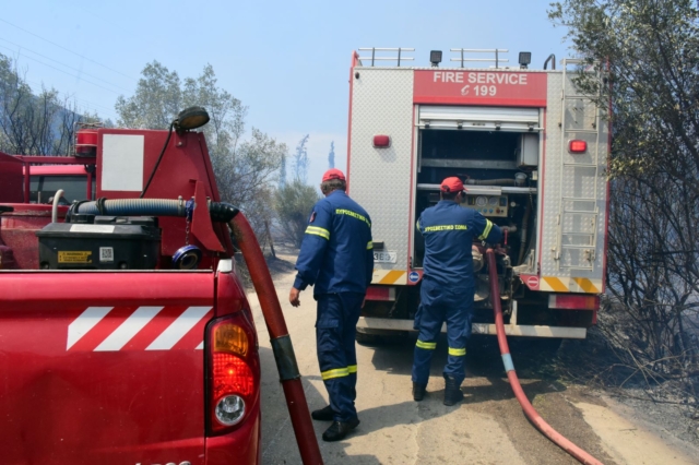 Κατάσβεση φωτιάς από την Πυροσβεστική (αρχείο)