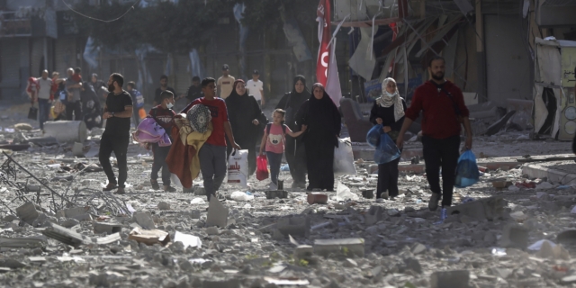 Άνθρωποι εγκαταλείπουν την πόλη της Γάζας