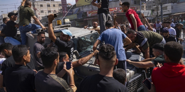 Μαχητές της Χαμάς σε ισραηλινό στρατιωτικό όχημα στη Γάζα