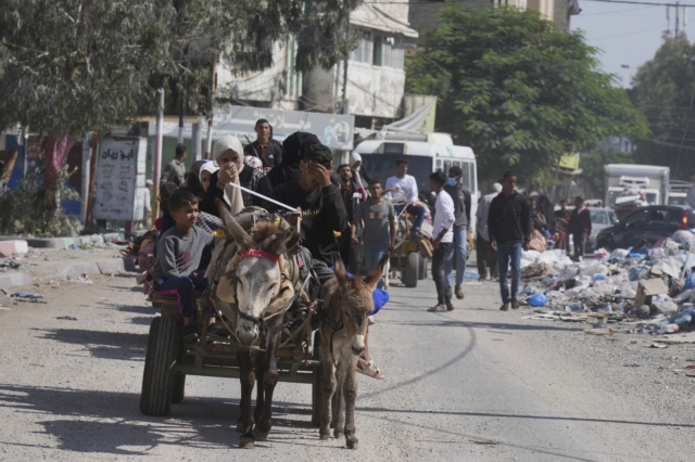 Κάτοικοι εκκενώνουν τη βόρεια Γάζα
