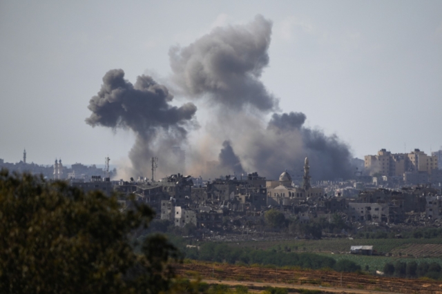 Καπνός υψώνεται από τη Γάζα