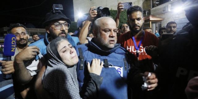 Ρεπόρτερ έχασε τους δικούς του σε βομβαρδισμούς στη Γάζα