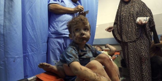 Μαρτυρίες από Γάζα και Δυτική Όχθη: “Χτυπάνε μέχρι και ασθενοφόρα”