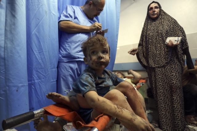 Μαρτυρίες από Γάζα και Δυτική Όχθη: “Χτυπάνε μέχρι και ασθενοφόρα”