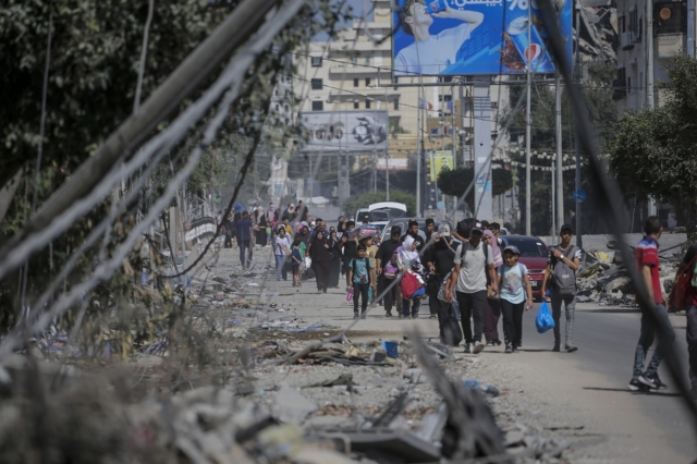 Κάτοικοι εκκενώνουν τη βόρεια Γάζα