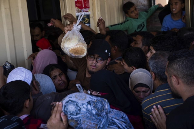 Παλαιστίνιοι περιμένουν σε ουρές για λίγο ψωμί