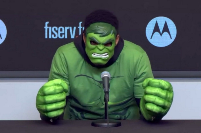 NBA: Ο Γιάννης Αντετοκούνμπο πήγε ντυμένος ως Hulk στην συνέντευξη Τύπου του ματς με τους Χιτ