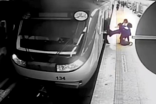 Καρέ από το βίντεο με το περιστατικό στο μετρό
