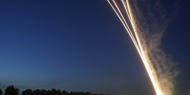 Το αντιπυραυλικό σύστημα Iron Dome του Ισραήλ εκτοξεύει για να αναχαιτίζει πύραυλο που εκτοξεύτηκε από τη Λωρίδα της Γάζας