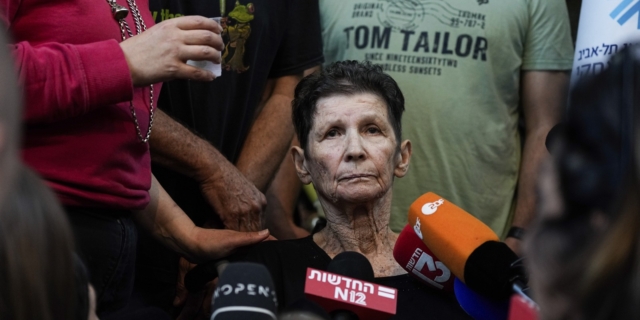 H 85χρονη όμηρος που αφέθηκε ελεύθερη από τη Χαμάς