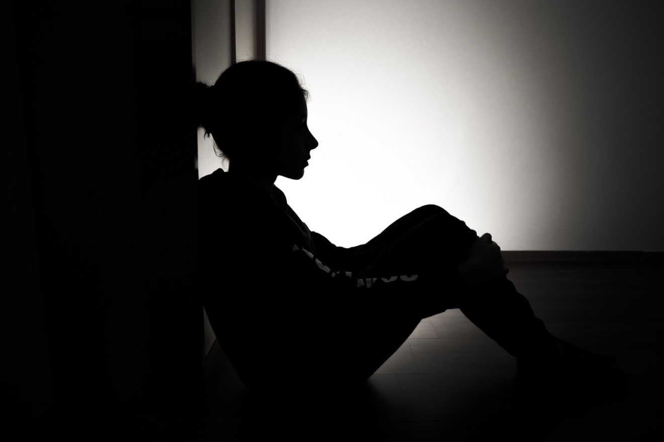 Φρίκη στο Λαύριο: Συνελήφθη 33χρονος που βίαζε την 13χρονη θετή του κόρη