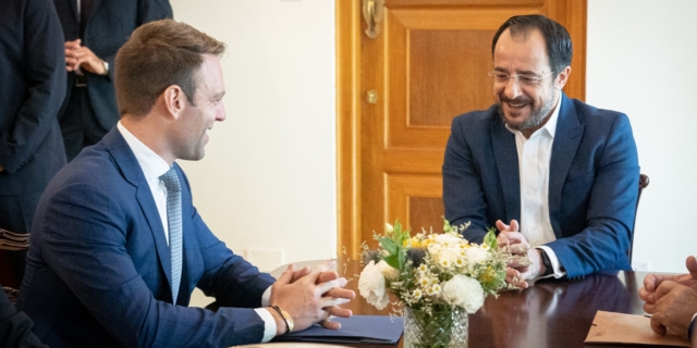Ο Κασσελάκης στην Κύπρο – “Να αρχίσουν ξανά οι συνομιλίες από εκεί που σταμάτησαν στο Κραν Μοντανά