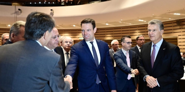 ΣΥΡΙΖΑ: Γκάφες, πόλωση και stock options