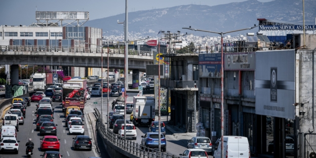 Κίνηση στους δρόμους: Απέραντο “πάρκινγκ” η Αθήνα – Δείτε LIVE χάρτη