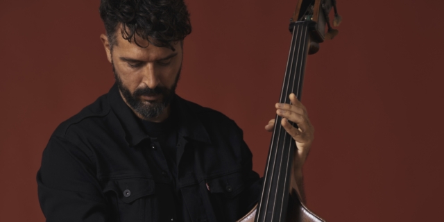 Ο Πέτρος Κλαμπάνης με το Tora Collective “χτυπά την πόρτα” των βραβείων Grammy