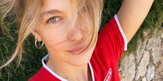Κλέλια Ανδριολάτου: Ποζάρει topless και “τραβάει μια κόκκινη γραμμή”
