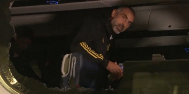 Πέτρες στο πούλμαν της Λιόν