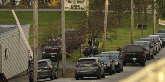 ΗΠΑ: Στους 18 οι νεκροί από το μακελειό στο Μέιν – Μεσίστιες οι σημαίες