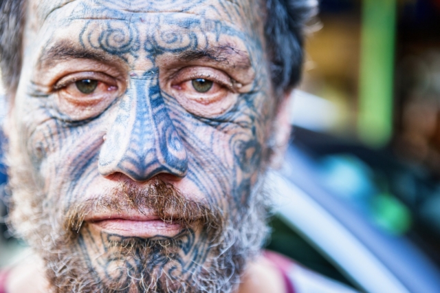 Μαορί με παραδοσιακά τατουάζ στο πρόσωπο