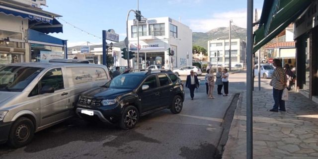 Απίστευτο τροχαίο: Αυτοκίνητο χωρίς οδηγό διέσχισε κάθετα τη Μαραθώνος και συγκρούστηκε με σταθμευμένο όχημα
