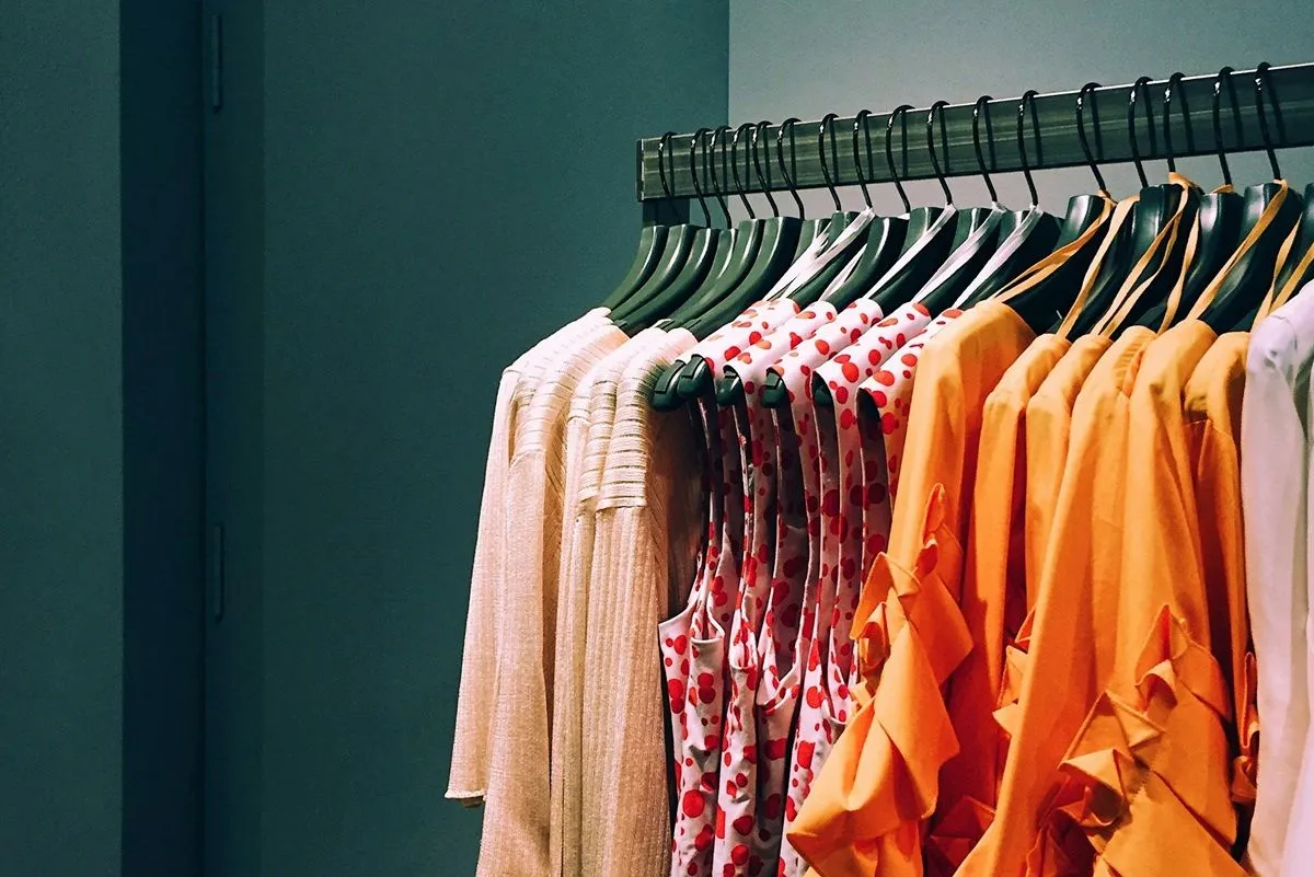 Τα τρία χρώματα που φοράς και «φωνάζουν» χαμηλή αυτοεκτίμηση